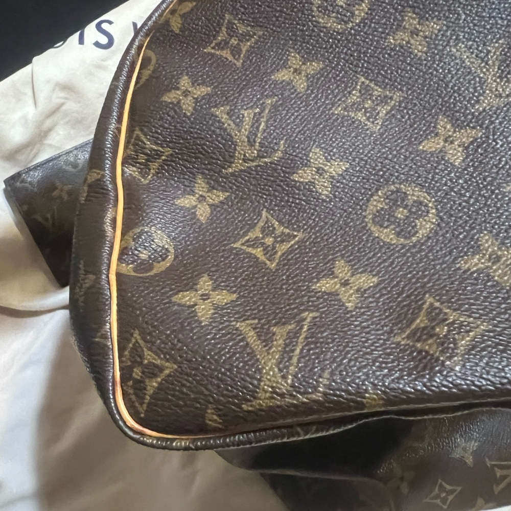 Authentic LOUIS VUITTON Monogram Speedy 30
Hand Bag - Picture 8 of 16